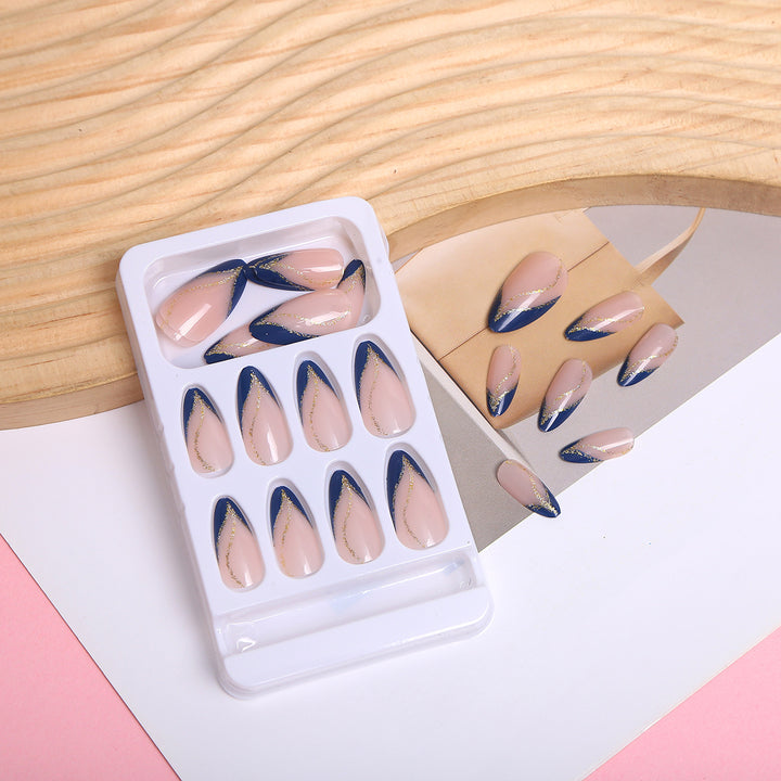 Künstlerisches Nageldesign mit eleganten goldenen Akzenten Karnz
