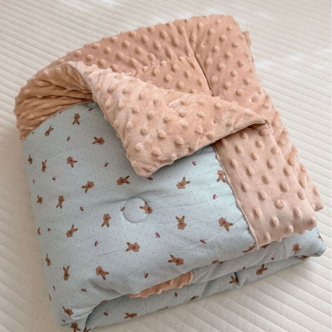 Wendbare Minky Dot Babydecke mit Baumwoll-Teddy-Druck und gestepptem Futter
