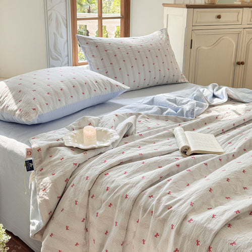 Gestepptes Baumwoll-Musselin Quilt-Set mit Wendefunktion, Zartem Blumenprint und passendem Spannbettlaken