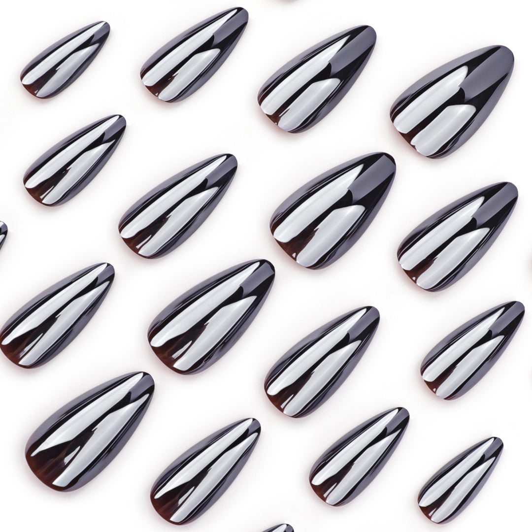 Elegante Stiletto-Nägel mit spiegelndem Finish Karnz