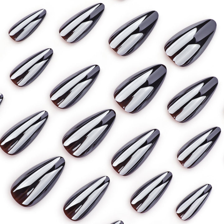 Elegante Stiletto-Nägel mit spiegelndem Finish Karnz