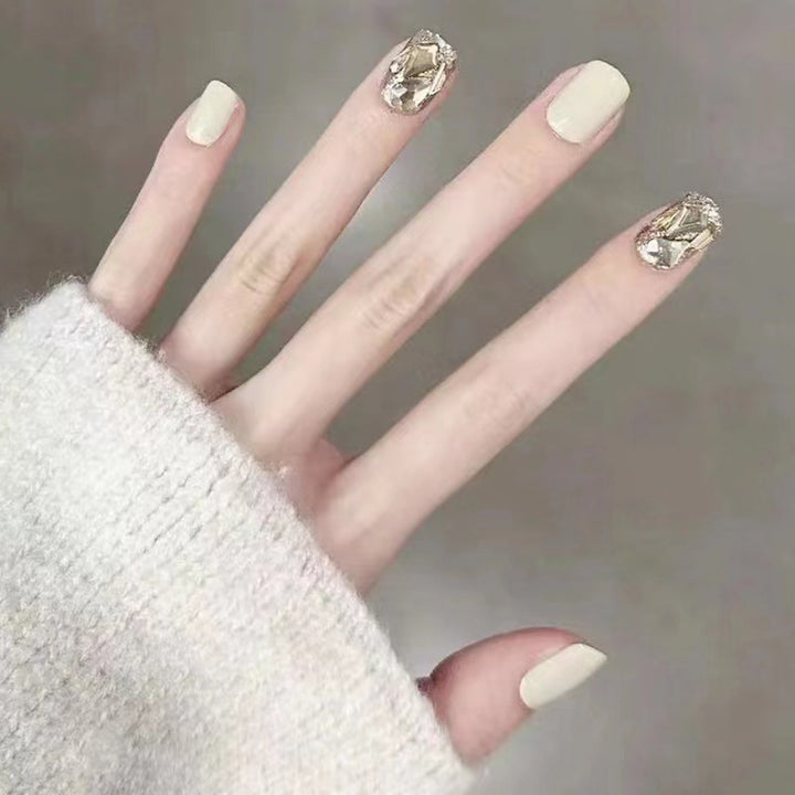 Kunstvolle Nail Art mit Glitzer-Akzenten Karnz