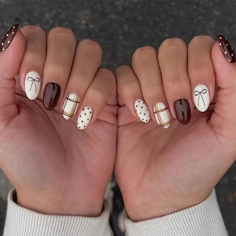 Chic dekorative Press-On Nagelverzierungen Karnz