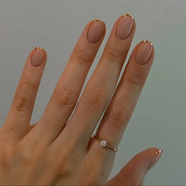Nagelkunstset mit eleganten Goldakzenten Karnz