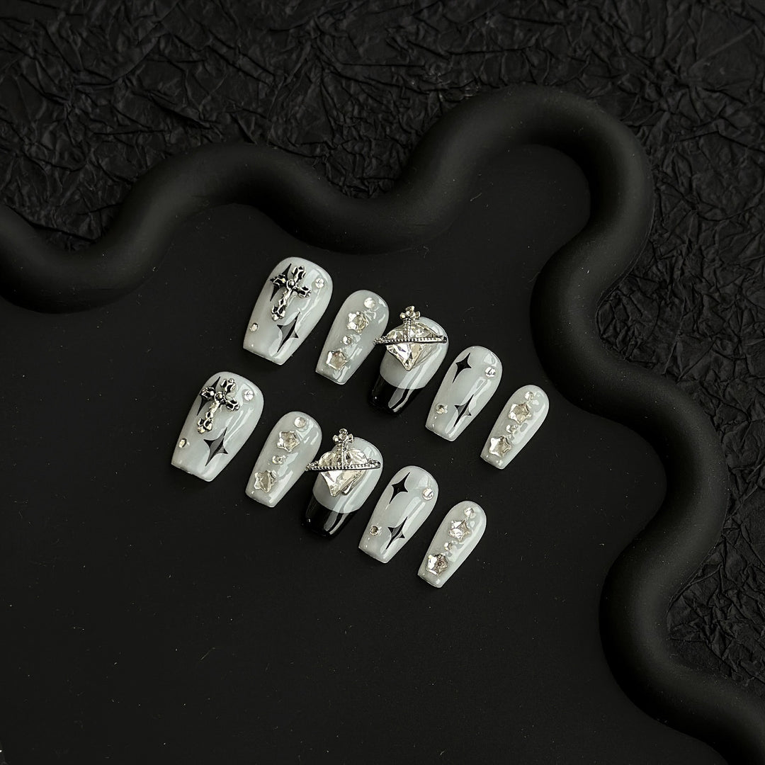 Dekorativer Press-On Nagelkunstset mit Kreuzdesigns