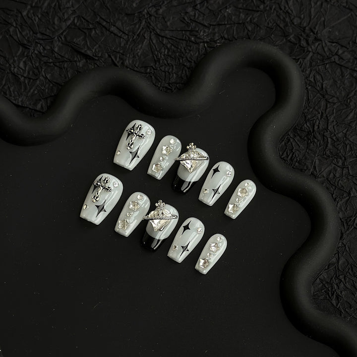 Dekorativer Press-On Nagelkunstset mit Kreuzdesigns