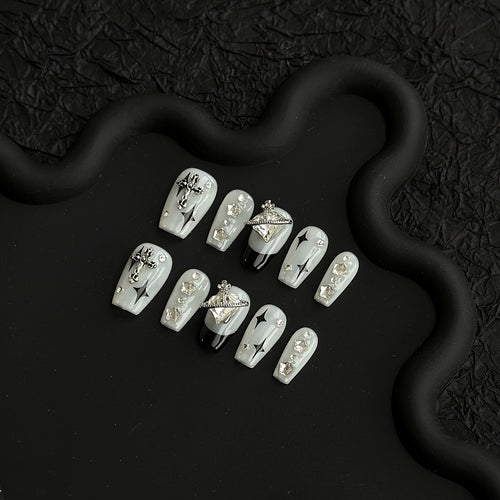 Dekorativer Press-On Nagelkunstset mit Kreuzdesigns
