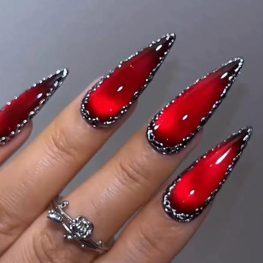 Glamouröse Stiletto Kunstnägel mit Metallic-Rand Karnz