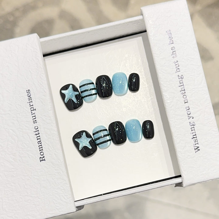 Kreatives Kunstnagelset mit Romantischen Designs Karnz