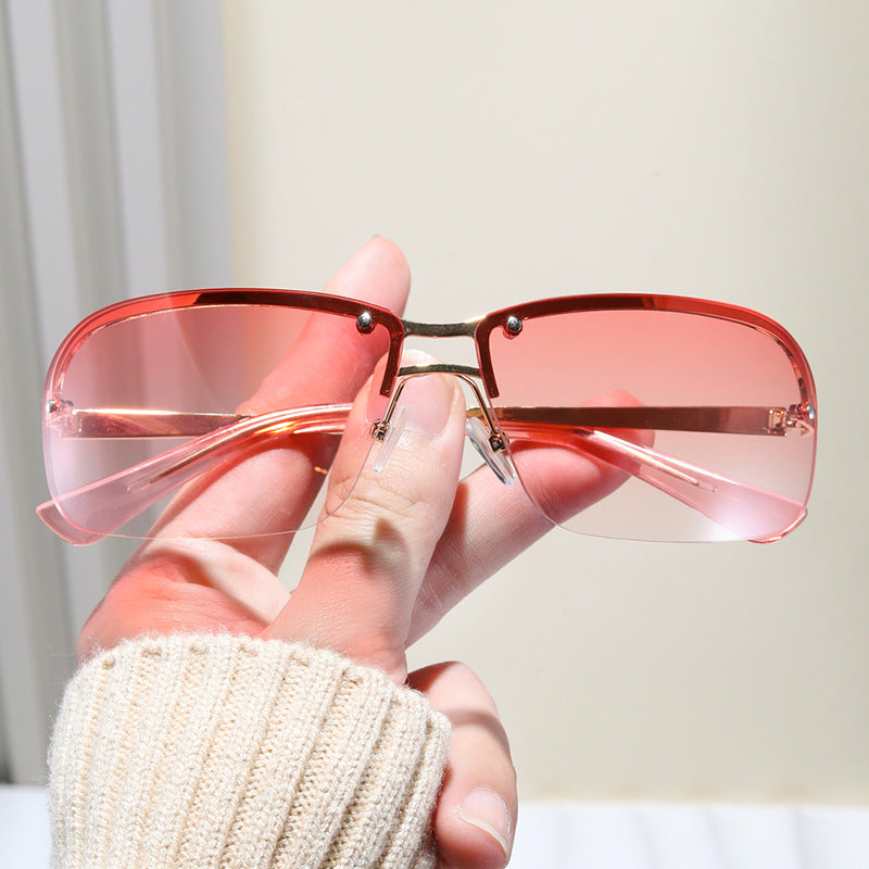 Damen Sonnenbrille mit großen, eleganten Gläsern und einem modernen Metallrahmen Karnz