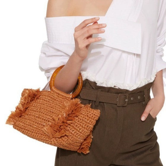 Damen Handtasche aus geflochtenem Naturmaterial mit Fransen und stylishem Henkel Karnz