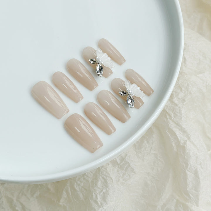 Elegantes Press-On-Nagel-Set mit floralen Akzenten
