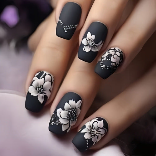 Kunstnägel mit eleganten floralen Designs Karnz