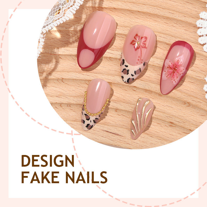 Kreatives Kunstnagelset mit floralen und eleganten Designs Karnz