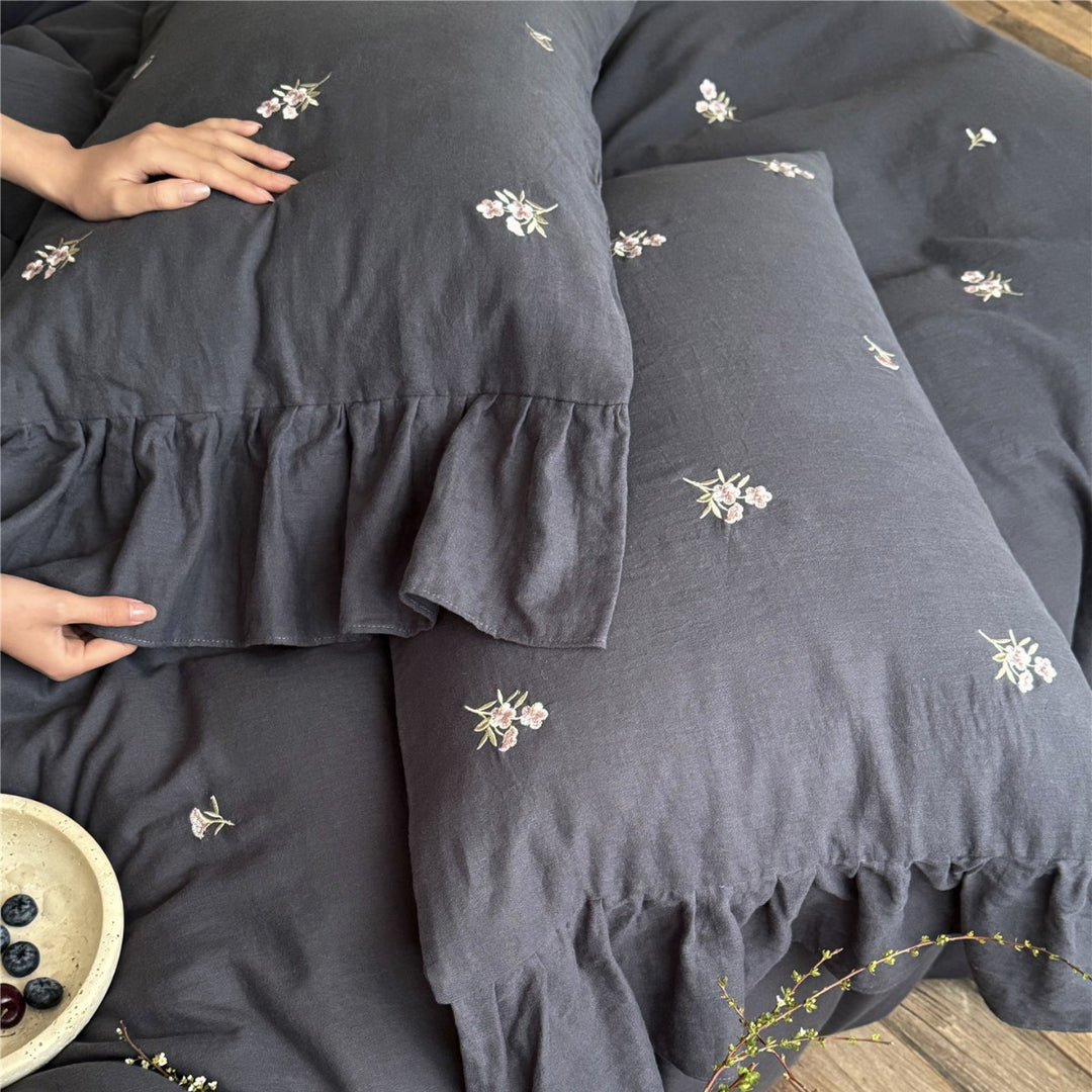 Gewaschenes Leinen Bettbezug-Set mit vintage Blumenstickerei und Rüschensäumen