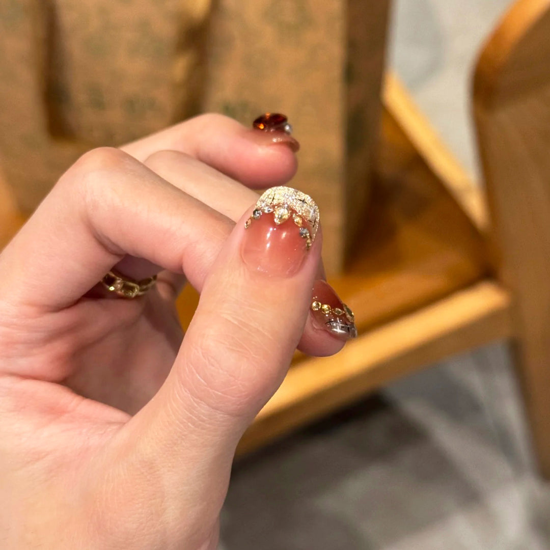 Dekoratives Press-On Nagelkunst Set mit Edelsteinakzenten
