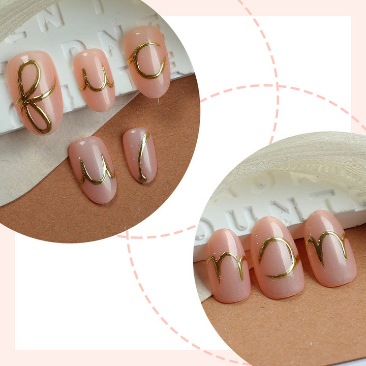 Elegantes Press-On Nail Art Set mit stilvollen goldenen Akzenten Karnz