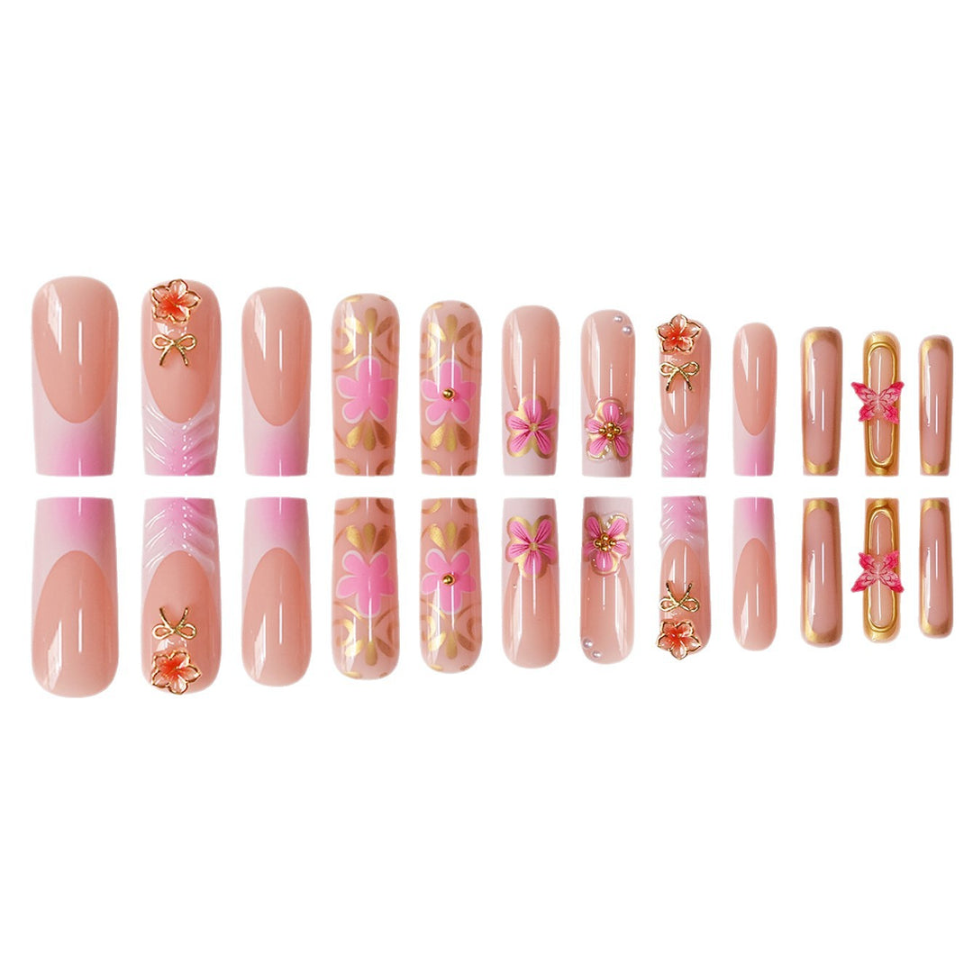 Dekoratives florales Nagelkunstdesign Karnz