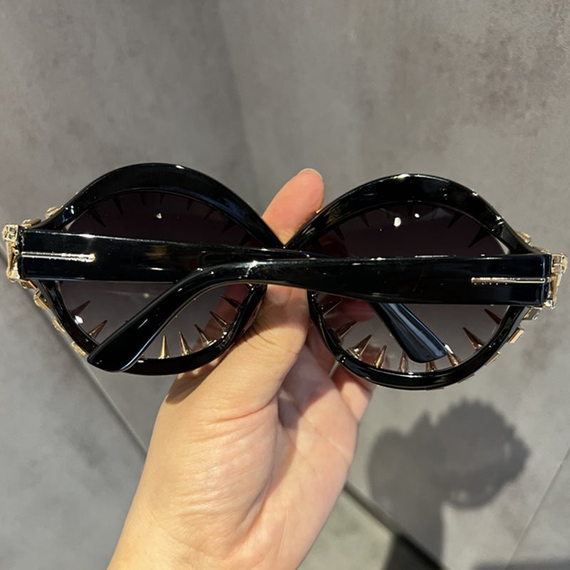 Damen stilvolle Oversize-Sonnenbrille mit auffälligem Nieten-Design Karnz