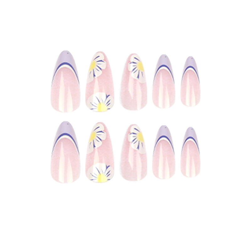 Kunstvolle Nailart mit Blumen- und Ombre-Effekten Karnz