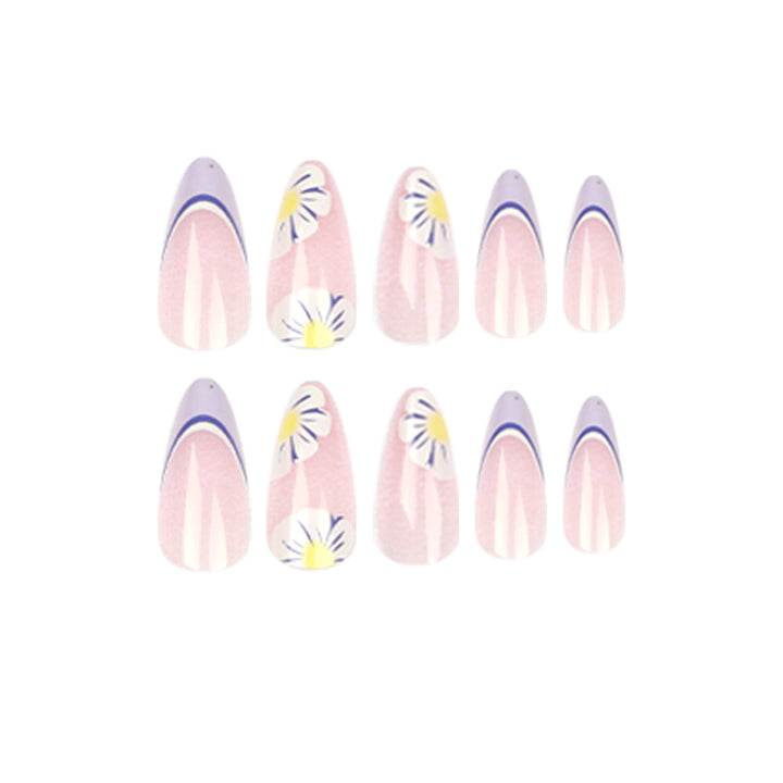 Kunstvolle Nailart mit Blumen- und Ombre-Effekten Karnz