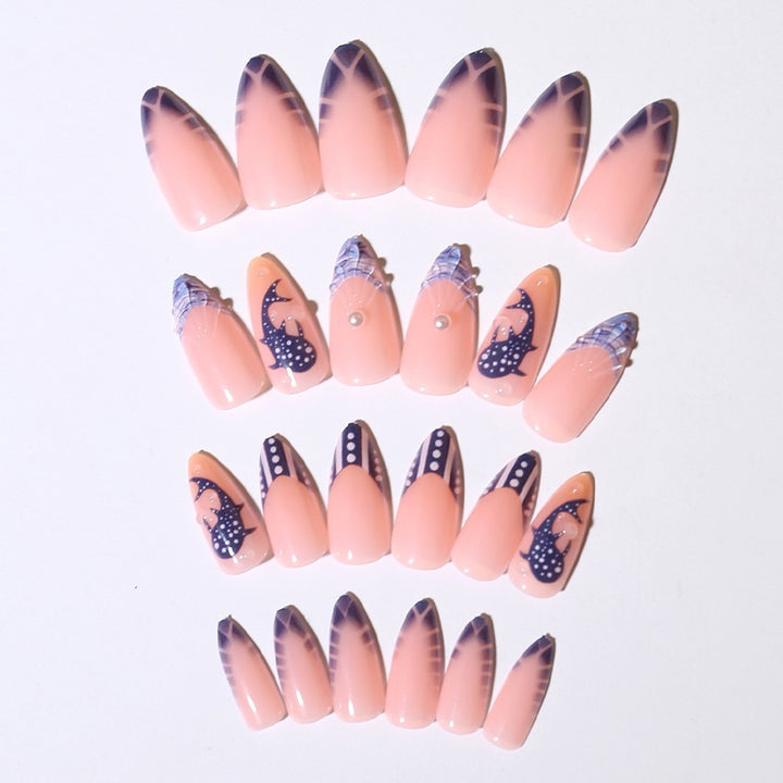 Elegantes Kunstnagelset mit maritimen Akzenten Karnz