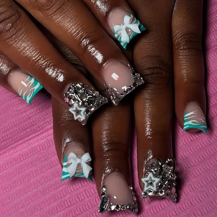 Dekorative stilisierte Nagelverzierungen Karnz