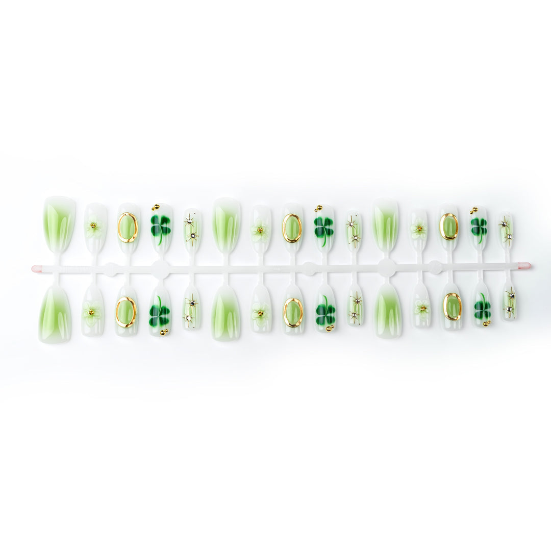 Kunstnägel mit botanischen Designs Karnz