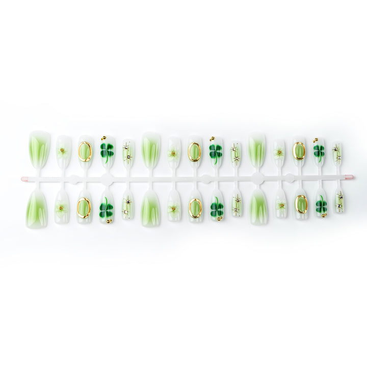 Kunstnägel mit botanischen Designs Karnz