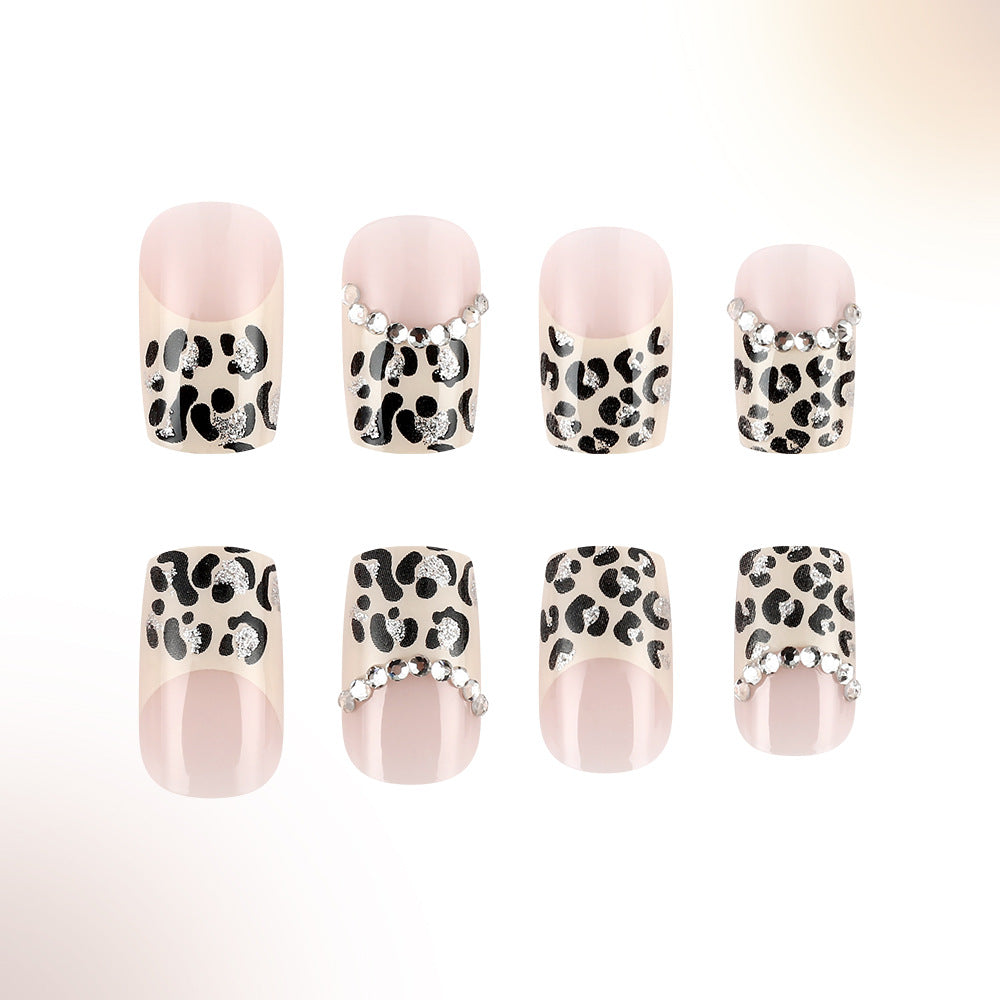 Dekorative Nagelkunst mit Strass Karnz