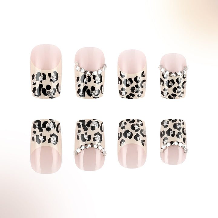 Dekorative Nagelkunst mit Strass Karnz