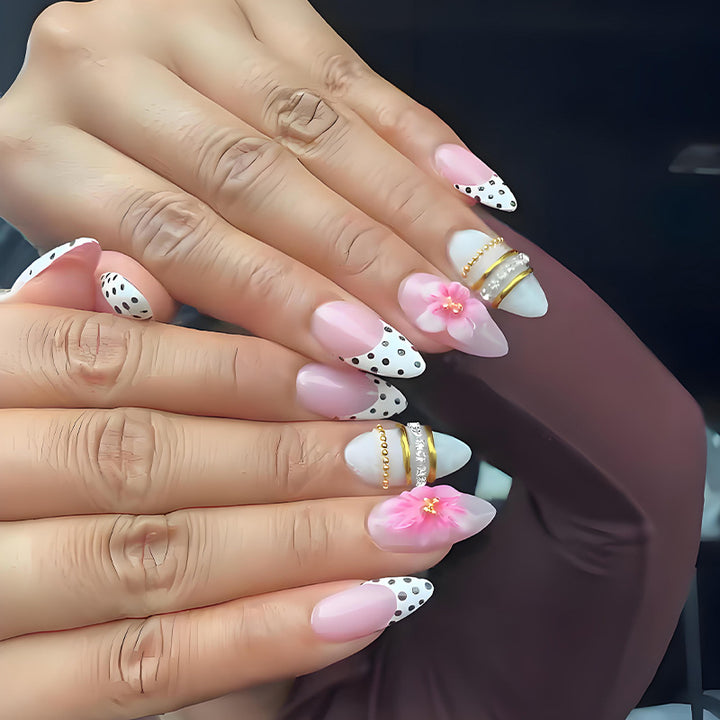 Kunstnagelset mit romantischen Blumenmotiven und eleganten Glitzerverzierungen Karnz