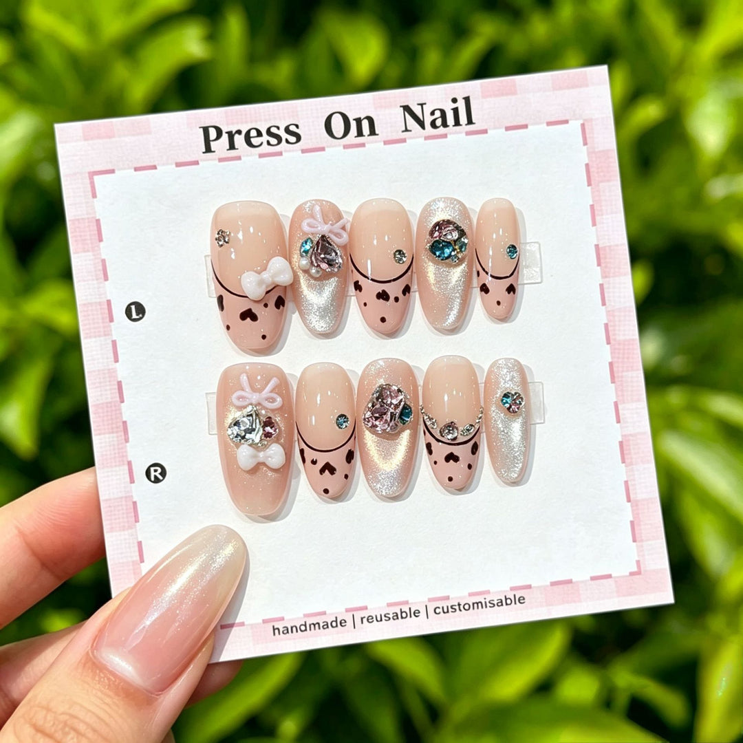 Künstlerisches Press-On-Nagel-Set mit floralen und grafischen Designs