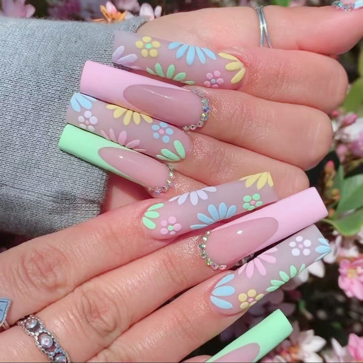 Kunstnagelset mit blumigen 3D-Verzierungen und Strass-Akzenten Karnz