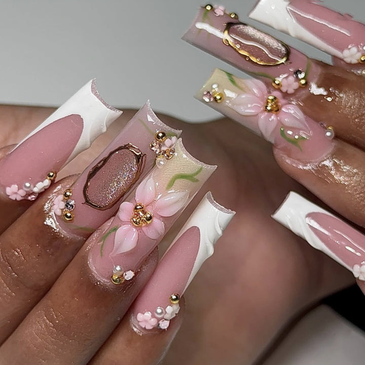 Kunstvolle Nagelverlängerungen mit floralen Verzierungen Karnz