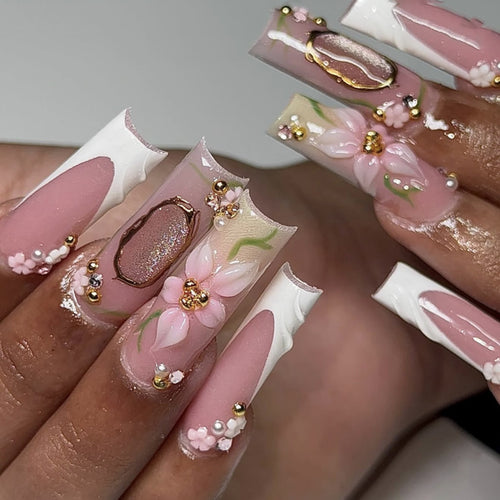 Kunstvolle Nagelverlängerungen mit floralen Verzierungen Karnz