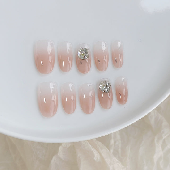 Elegantes Ombre Press-On Nagelset mit Edelsteinakzenten