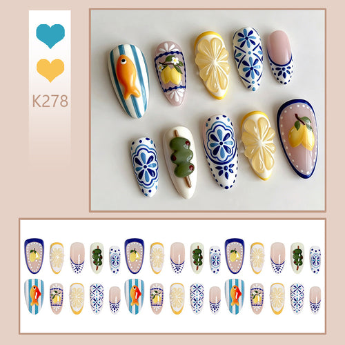 Kunstvolle Nagelspitzen mit handgezeichneten Motiven Karnz