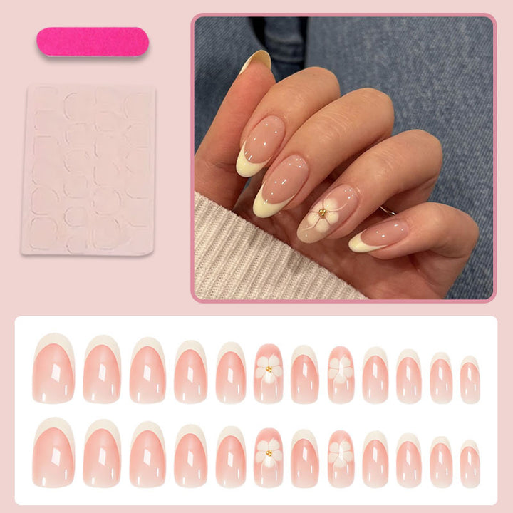 Kunstnagelset mit eleganten Blumen- und French-Spitze Verzierungen Karnz
