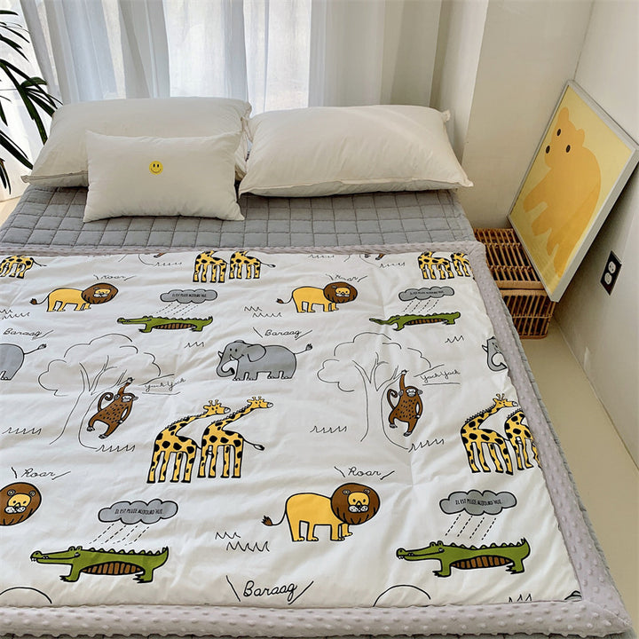 Kinder-Steppdecke mit buntem Dinosaurier-Print und weicher Minky-Borte