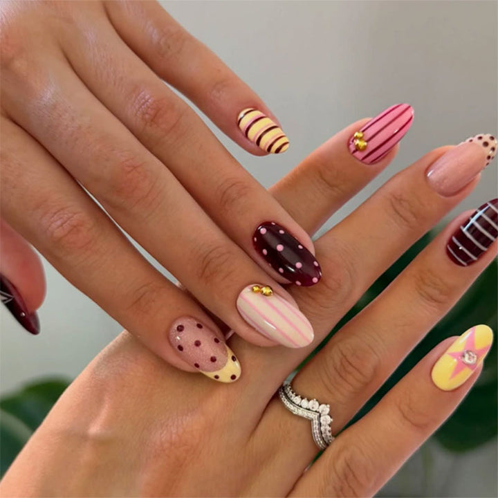 Künstlerisches Press-On-Nagel-Set mit Stern- und abstrakten Designs