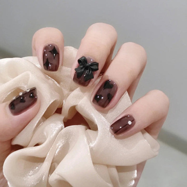 Dekoratives florales Press-On-Nagelkunst-Set Karnz