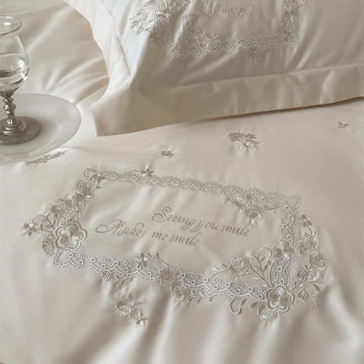 Luxuriöses Satin-Feel gesticktes florales Bettbezugset mit dekorativen Kissenbezügen