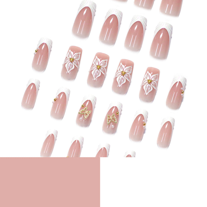 Elegante Kunstnägel mit floralem Design und Goldakzenten Karnz