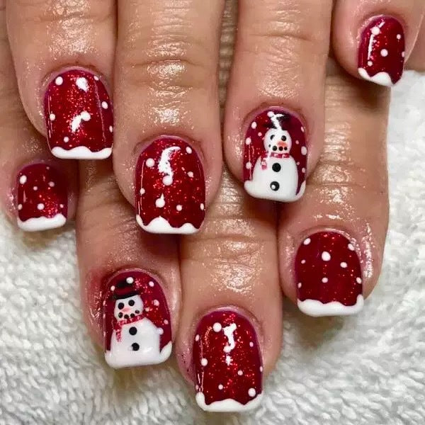 Kunstnagelset mit festlichen Schneemann-Motiven und Glitzerakzenten Karnz