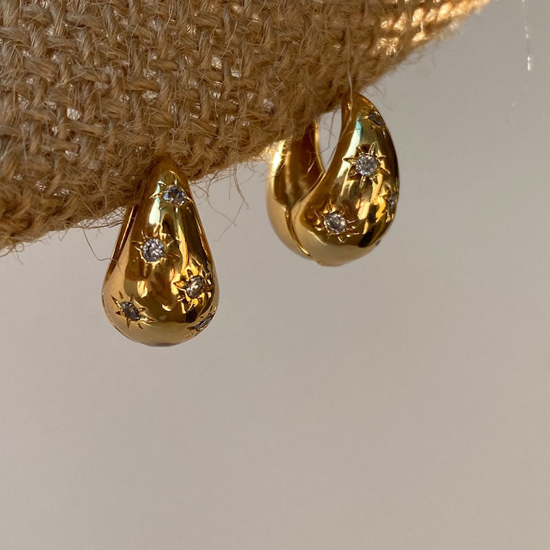 Modische Ohrringe mit Floralem Design Karnz