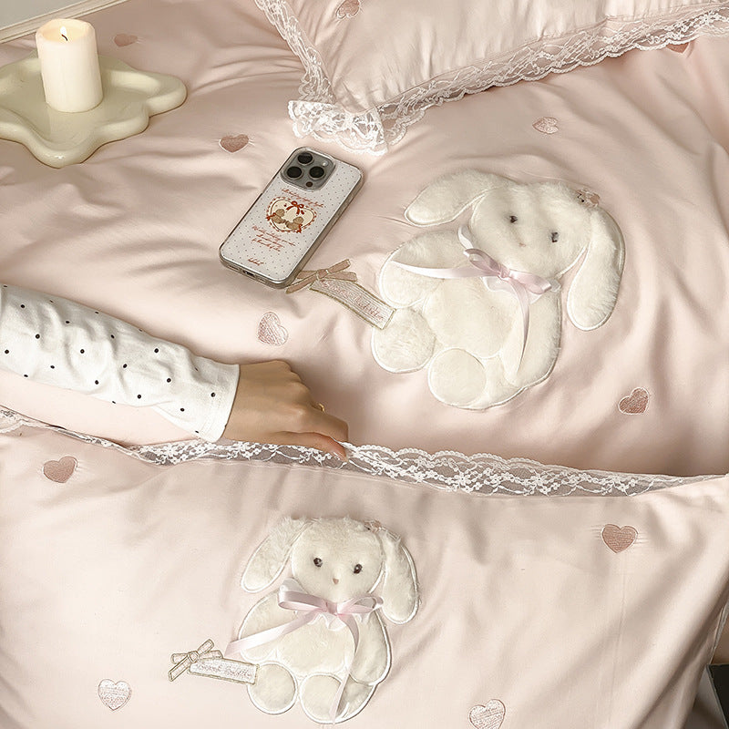 Luxuriöses Satin-Bettwäscheset mit Plüsch-Hasenapplikation und Spitzenrand