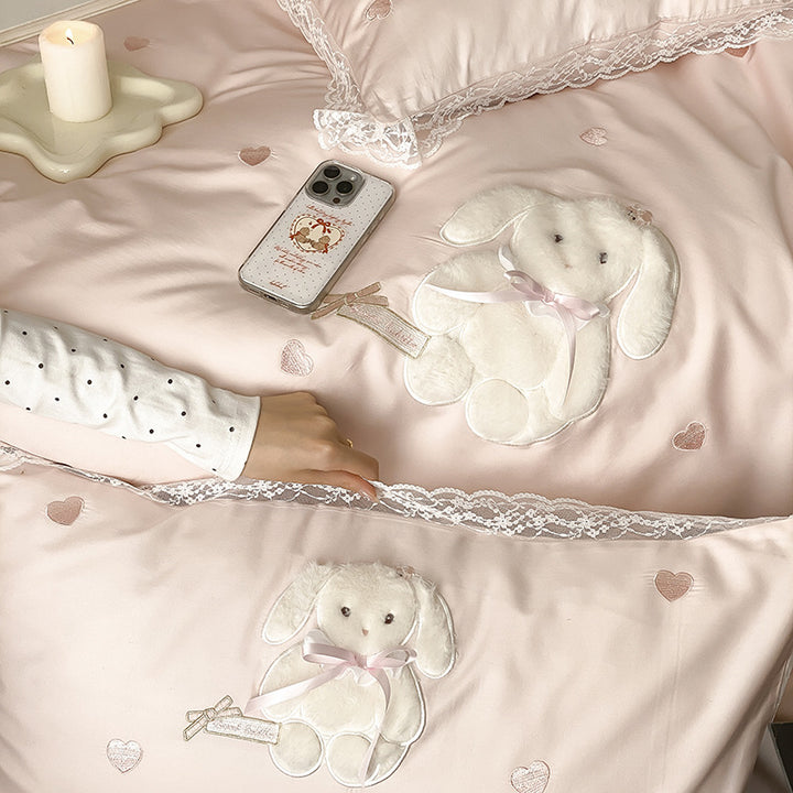 Luxuriöses Satin-Bettwäscheset mit Plüsch-Hasenapplikation und Spitzenrand