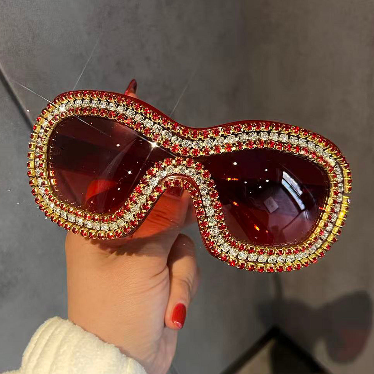 Damen Glamouröse Sportsonnenbrille mit extravagantem Kristallrahmen Karnz
