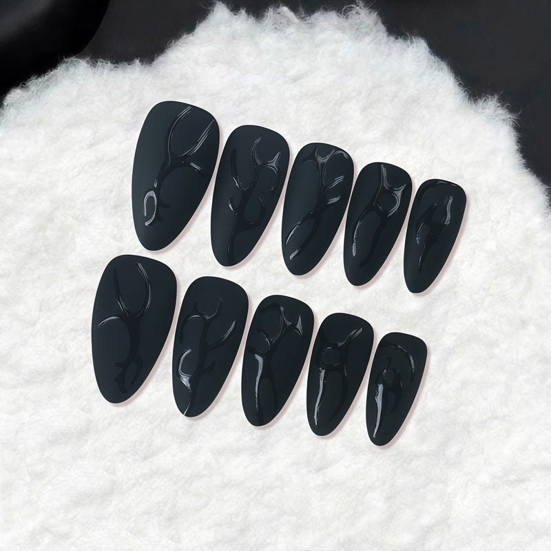 Künstlerisches Stiletto-Nageldesign mit glänzendem Finish Karnz